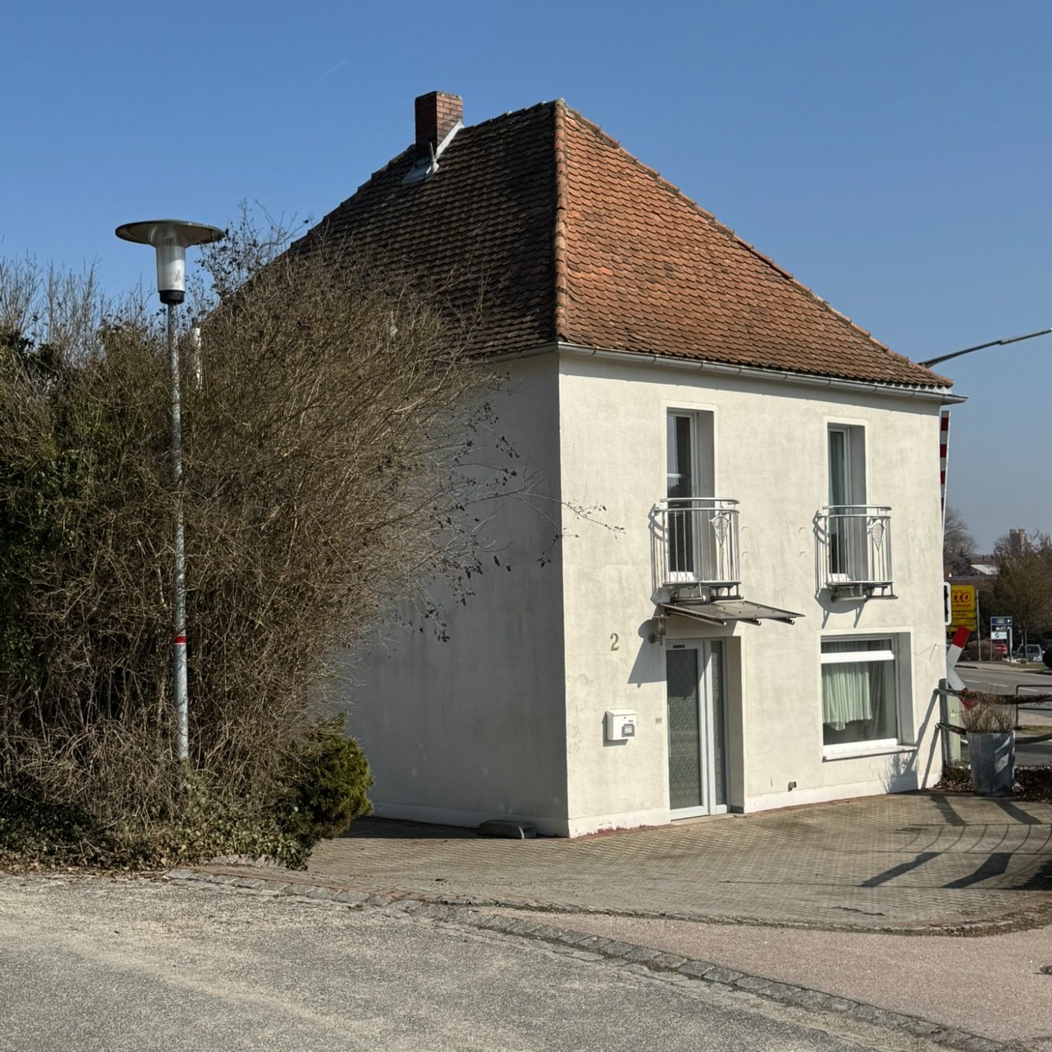 Moderne Wohnhäuser mit Balkonen und klarer Architektur in ruhiger Umgebung.