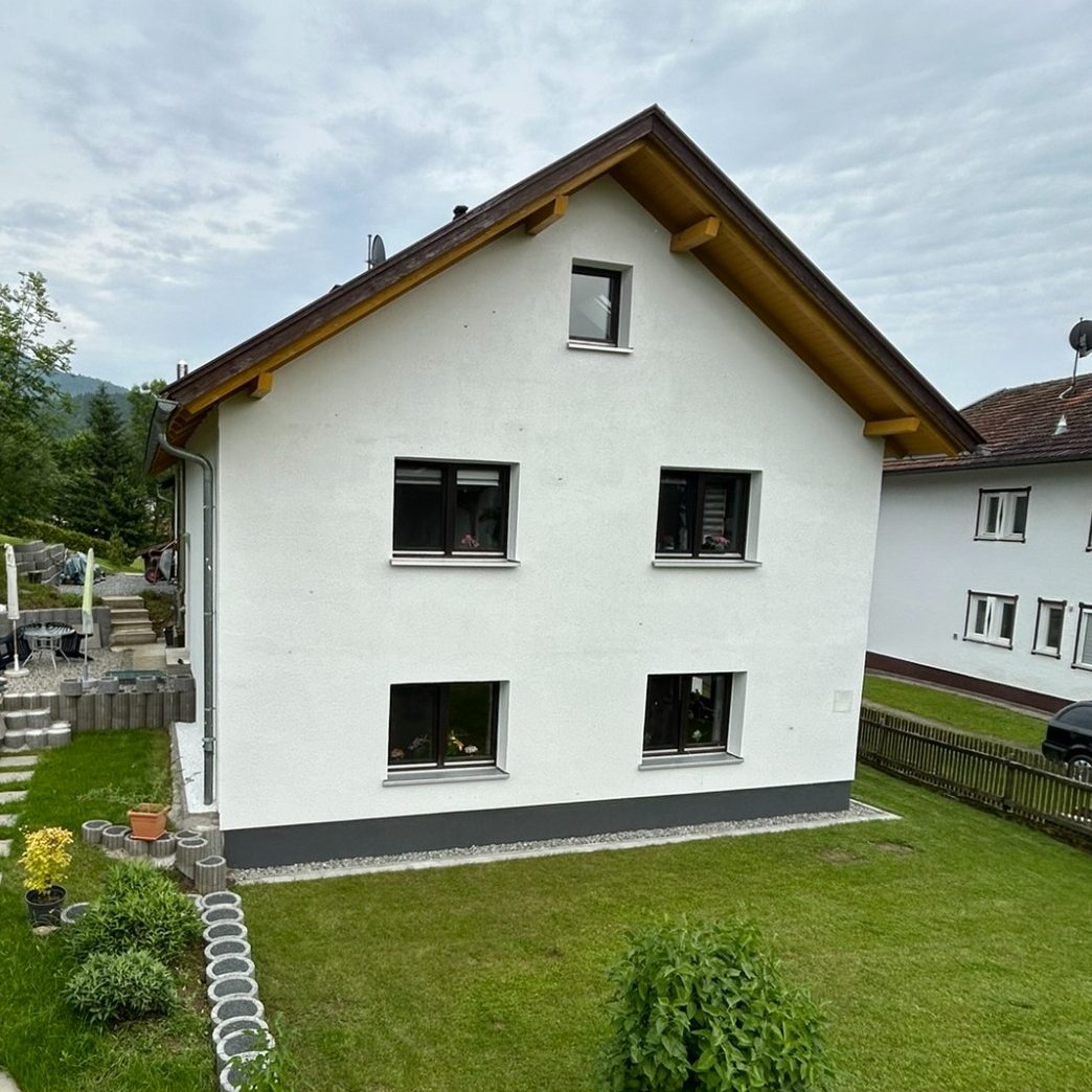 Modernes Wohnhaus mit Glasbalkon